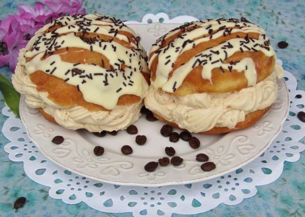Fotografia przedstawiająca Pączki z kremem kawowym polane białą czekoladą