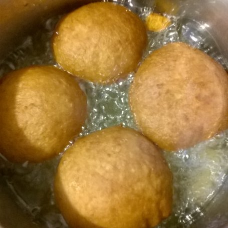 Krok 10 - Pączki z marmoladą z dzikiej róży foto