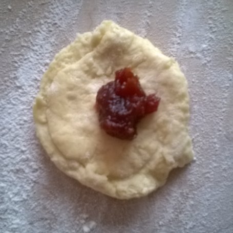Krok 7 - Pączki z marmoladą z dzikiej róży foto