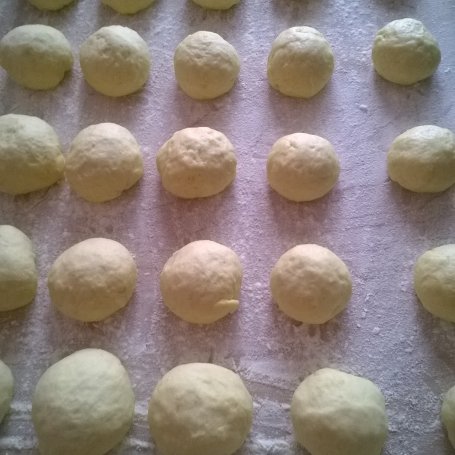 Krok 8 - Pączki z marmoladą z dzikiej róży foto