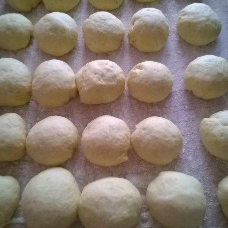 Krok 9 - Pączki z marmoladą z dzikiej róży foto