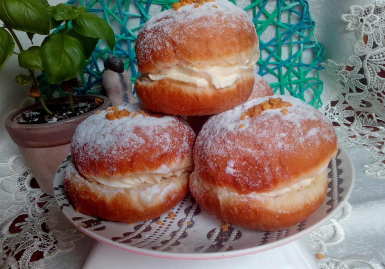 Pączki z masą budyniową i orzechami foto
