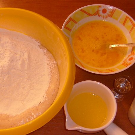 Krok 2 - PĄCZKI Z NADZIENIEM RÓŻANYM I POMARAŃCZOWYM LUKREM foto