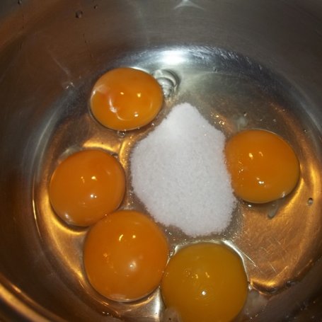 Krok 2 - Pączki z powidłami śliwkowymi foto