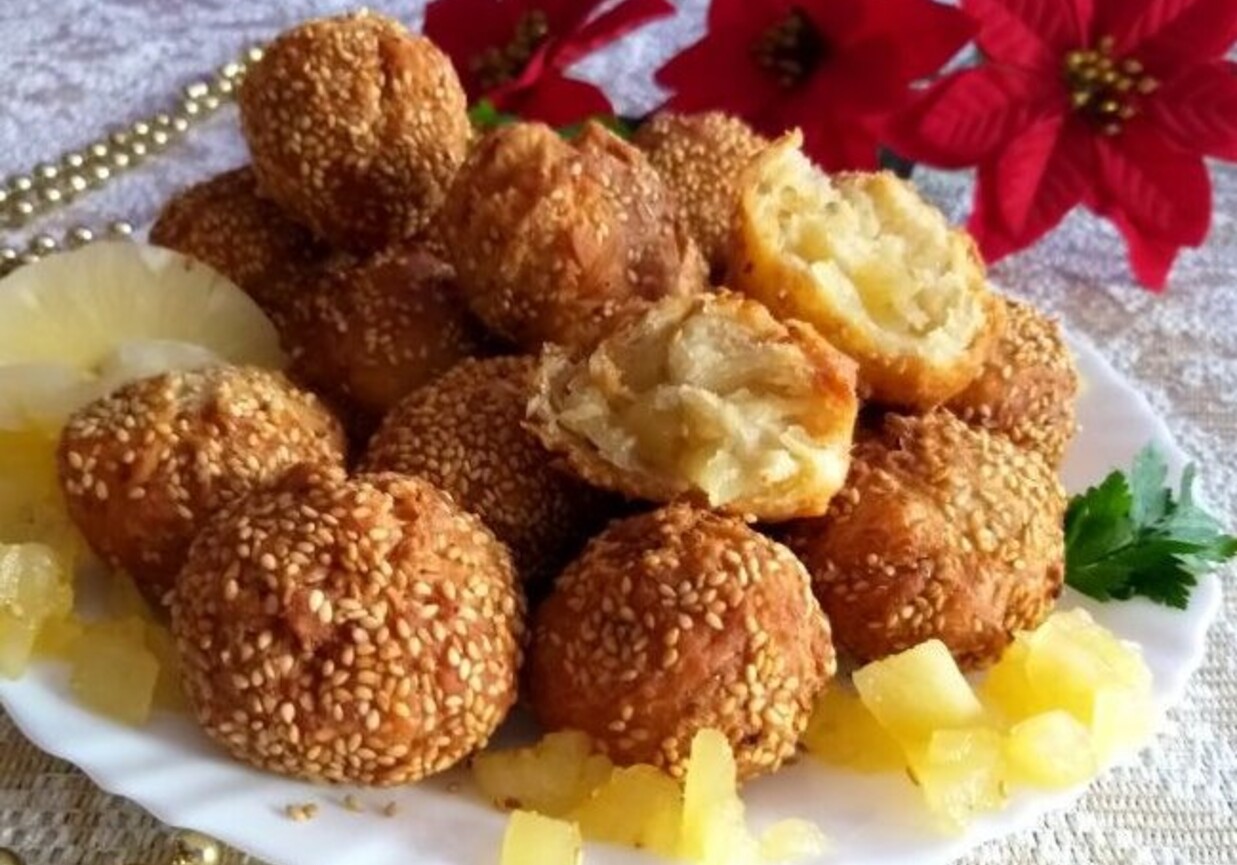 Pączki z sezamem i nadzieniem ananasowym foto