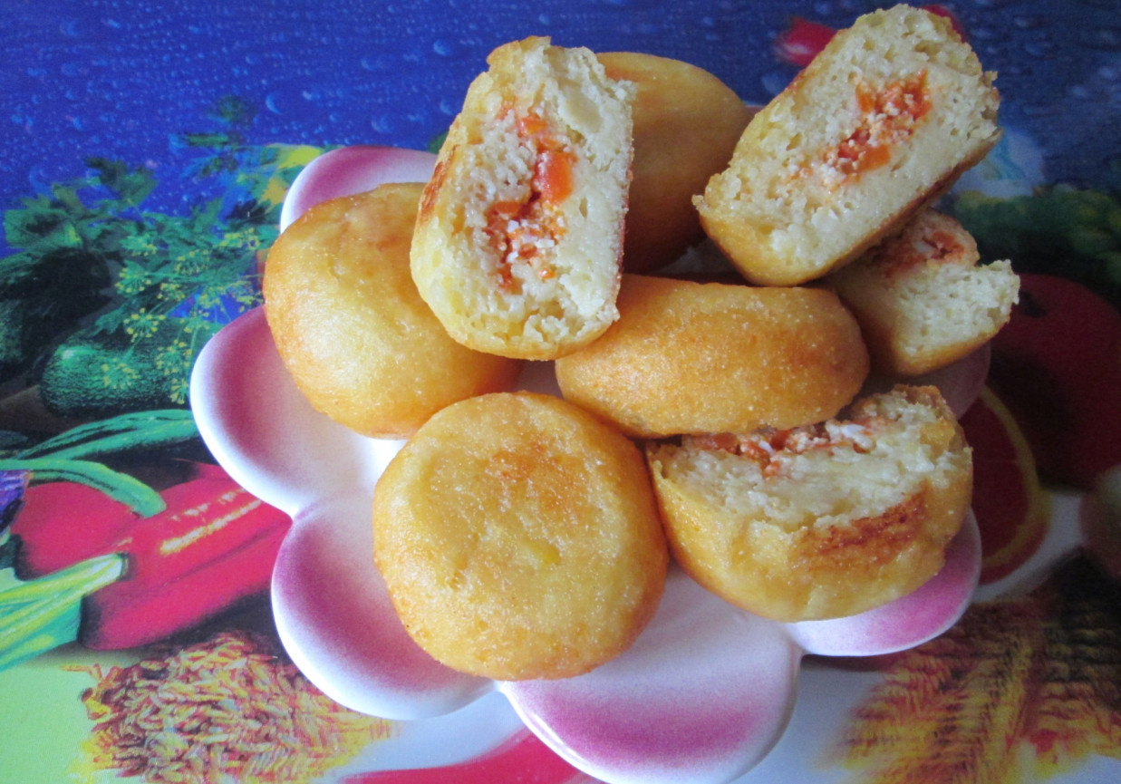 Pączki ziemniaczane z nadzieniem marchewkowym foto
