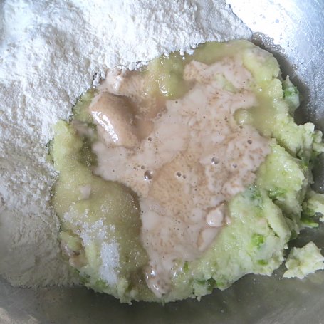 Krok 1 - Pączki ziemniaczane z zielonym groszkiem foto