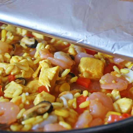 Krok 8 - Paella z kurczakiem i owocami morza foto
