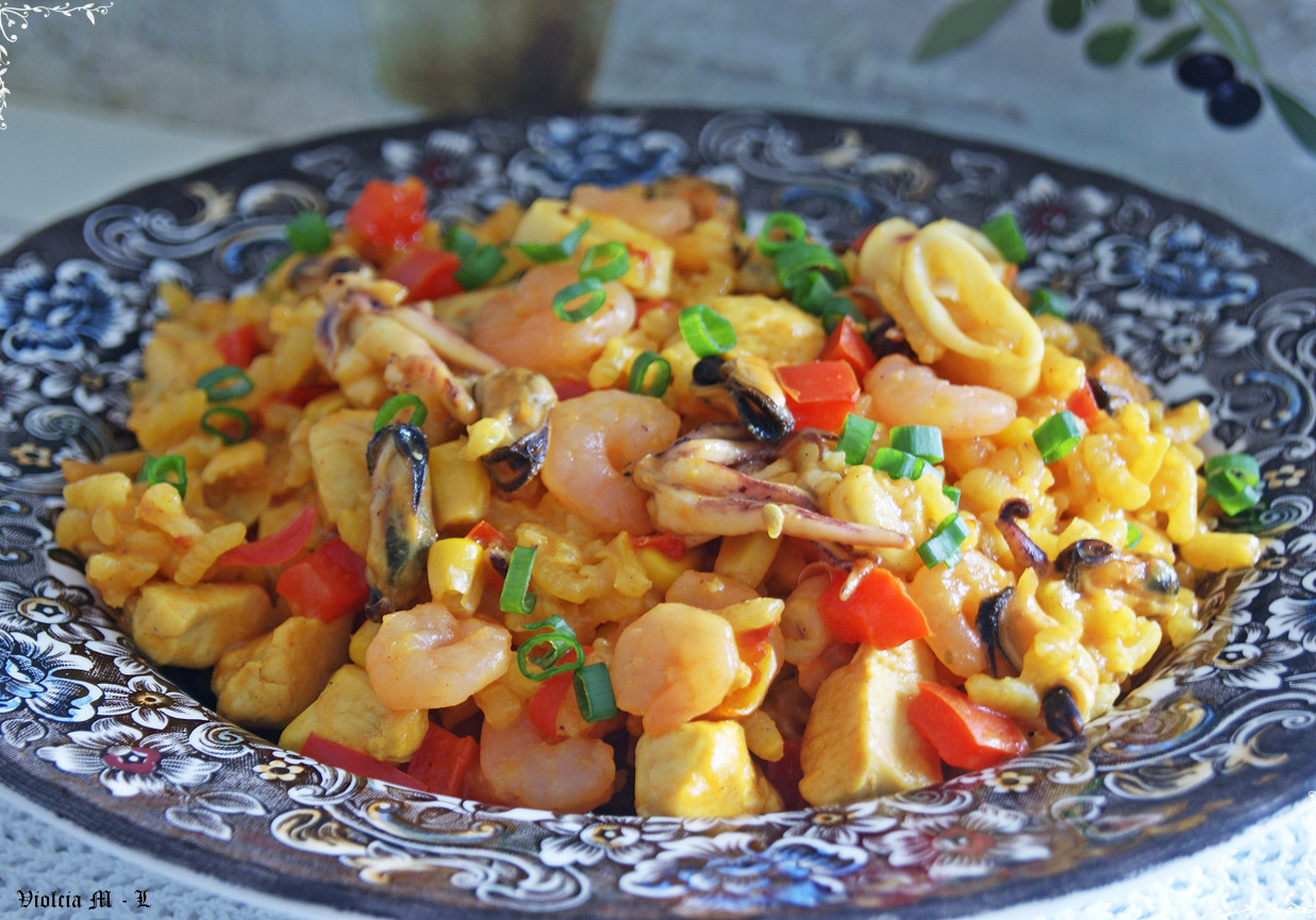 Paella z kurczakiem i owocami morza DoradcaSmaku.pl