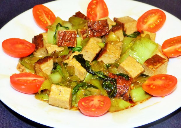 Fotografia przedstawiająca Pak choi z wędzonym tofu