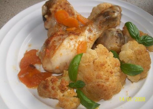 Fotografia przedstawiająca Paleczki z kurczaka duszone z kalafiorem