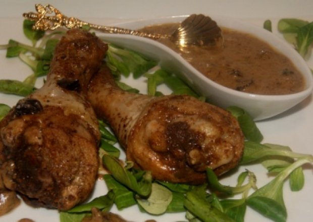Fotografia przedstawiająca Pałeczki z kurczaka w sosie grzybowym