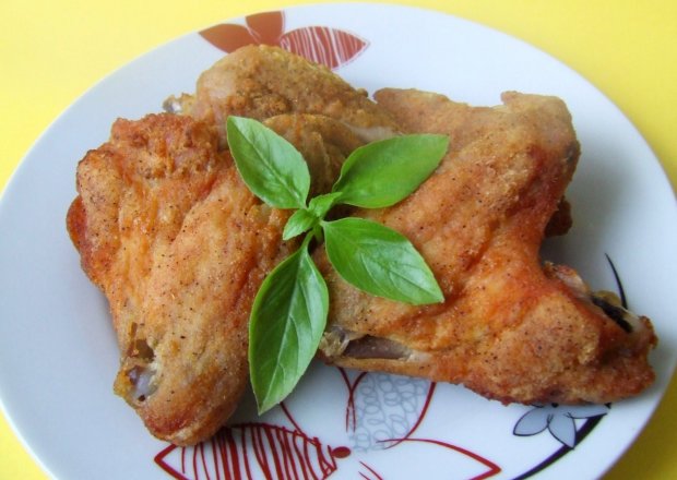 Fotografia przedstawiająca Pałki i skrzydełka kurczaka w chrupiącej pikantnej panierce - "ayam goreng"