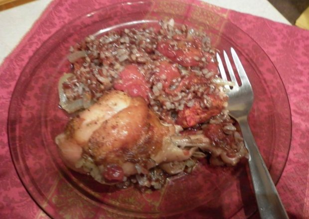 Fotografia przedstawiająca Pałki kurczaka pieczone na czerwonym ryżu.