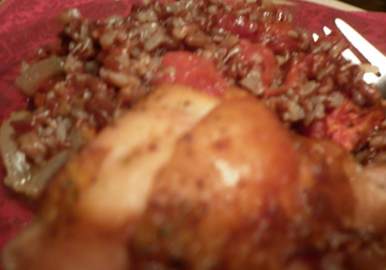Pałki kurczaka pieczone na czerwonym ryżu. foto