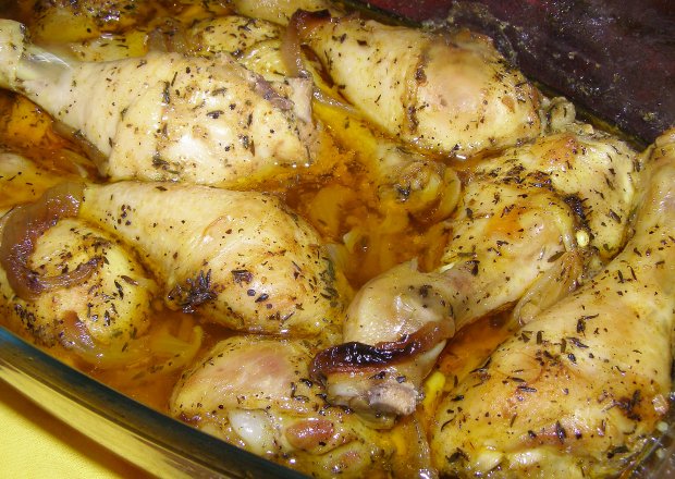 Fotografia przedstawiająca pałki kurczaka w cebuli i tymianku z piekarnika...