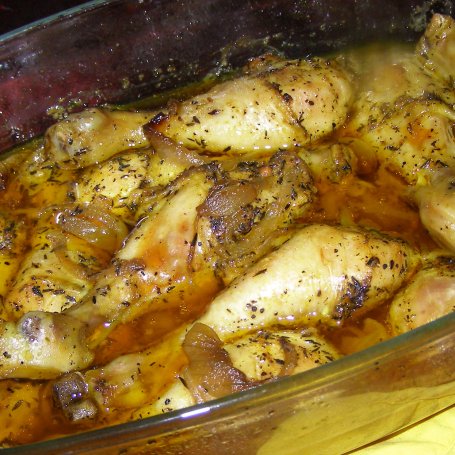 Krok 4 - pałki kurczaka w cebuli i tymianku z piekarnika... foto
