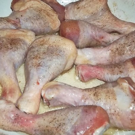 Krok 3 - Pałki kurczaka w kremowym sosie z bekonem, groszkiem i zieloną sałatą foto