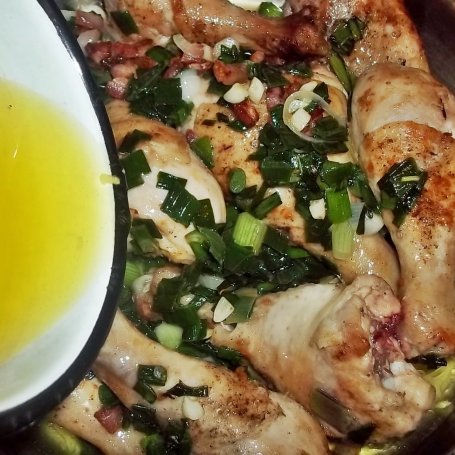 Krok 6 - Pałki kurczaka w kremowym sosie z bekonem, groszkiem i zieloną sałatą foto