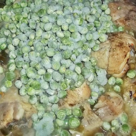 Krok 7 - Pałki kurczaka w kremowym sosie z bekonem, groszkiem i zieloną sałatą foto