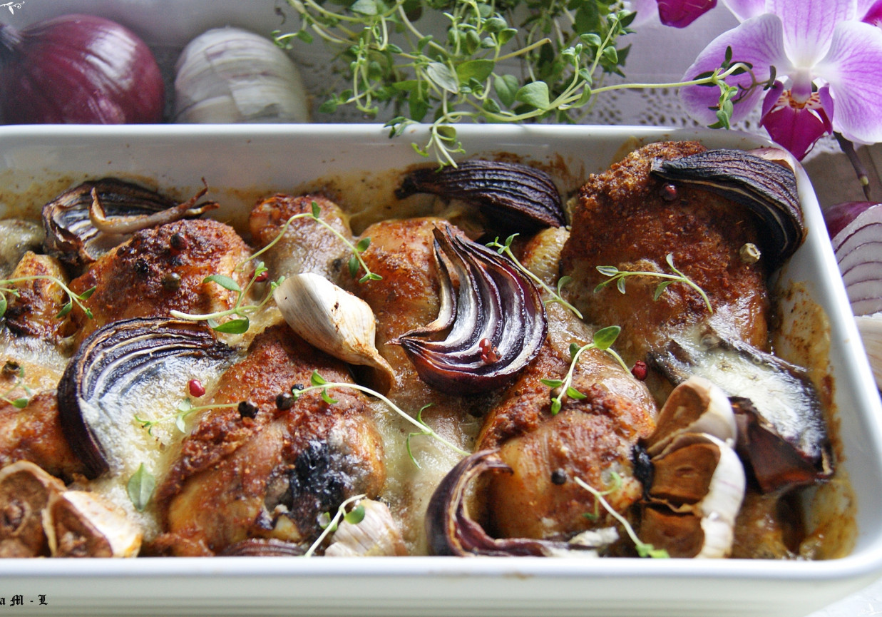 Pałki kurczaka w serze, czosnku i czerwonej cebuli foto