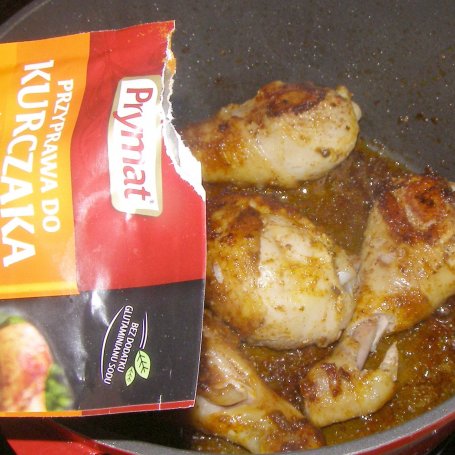 Krok 1 - pałki kurczaka z młodą kapustą w pomidorach... foto