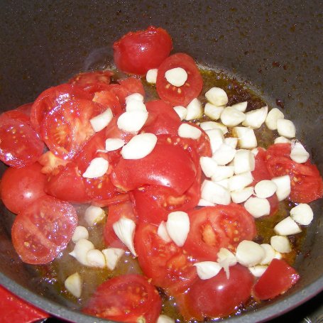 Krok 2 - pałki kurczaka z młodą kapustą w pomidorach... foto