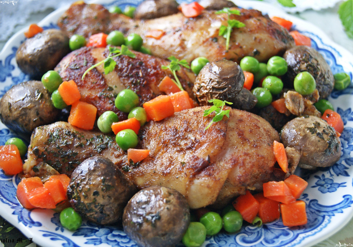 Pałki kurczaka z pieczarkami, groszkiem i marchewką foto