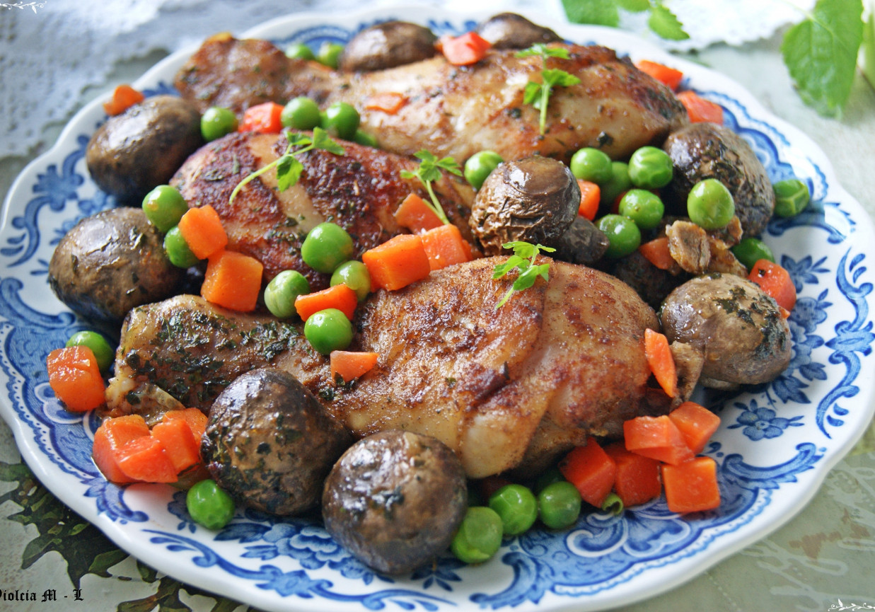 Pałki kurczaka z pieczarkami, groszkiem i marchewką foto