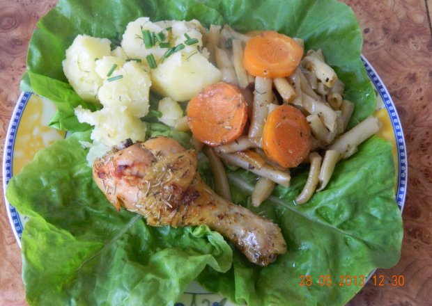 Fotografia przedstawiająca Pałki kurczaka z warzywami