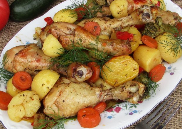 Fotografia przedstawiająca Pałki z kurczaka pieczone z warzywami