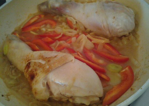 Fotografia przedstawiająca Pałki z kurczaka w cebuli i papryce.