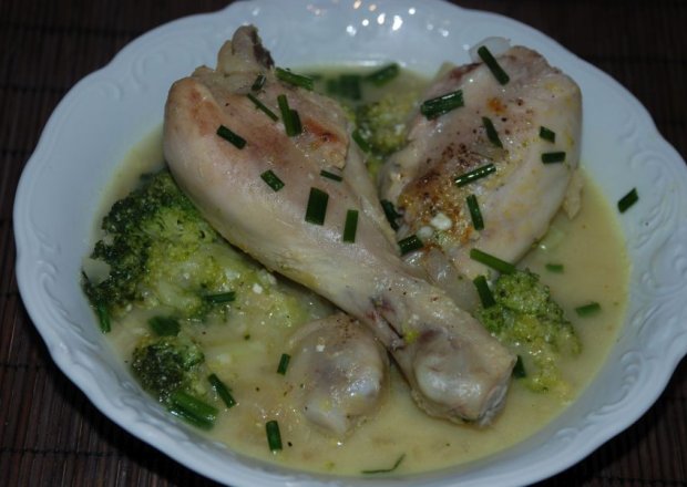 Fotografia przedstawiająca Pałki z kurczaka w lekkim sosie z brokułami