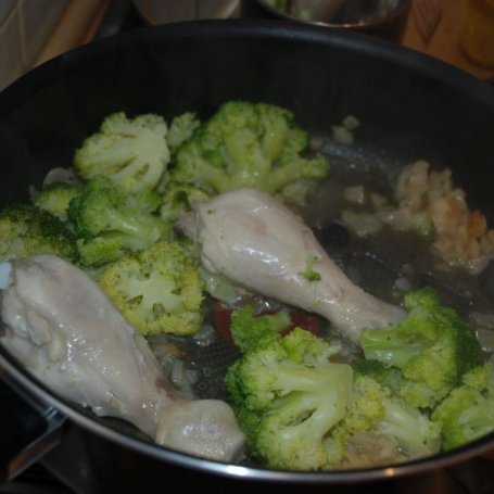 Krok 2 - Pałki z kurczaka w lekkim sosie z brokułami foto