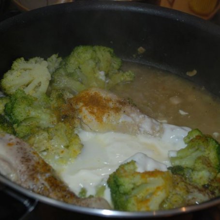 Krok 4 - Pałki z kurczaka w lekkim sosie z brokułami foto