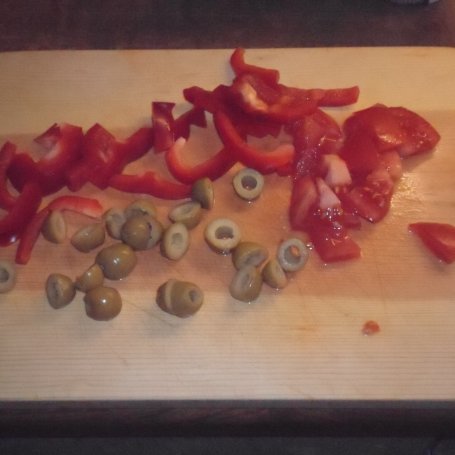 Krok 2 - Palki z kurczaka w oliwkach, papryce i pomidorach foto