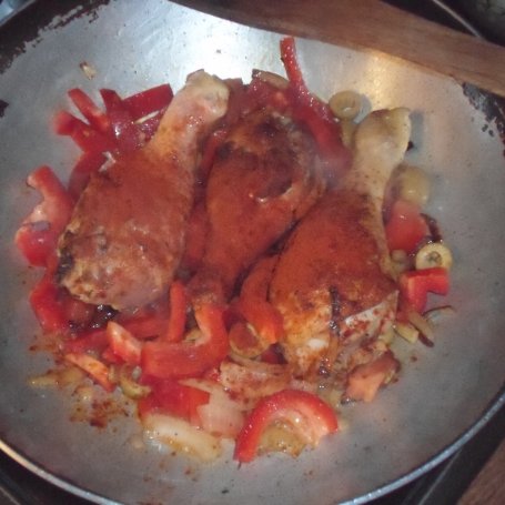 Krok 3 - Palki z kurczaka w oliwkach, papryce i pomidorach foto