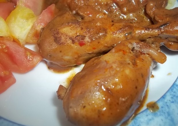 Fotografia przedstawiająca Pałki z kurczaka w pikantnym sosie