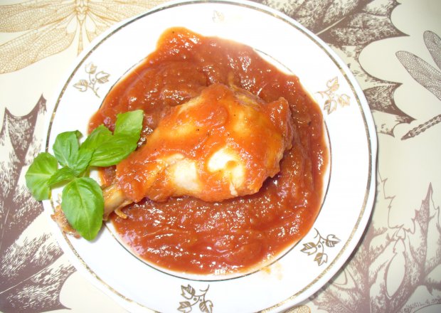 Fotografia przedstawiająca Pałki z kurczaka w sosie  pomidorowo- cukiniowym