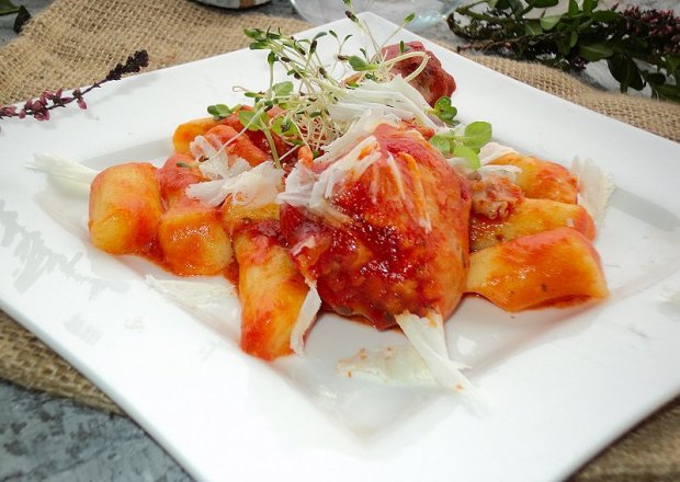 Fotografia przedstawiająca Pałki z kurczaka w sosie pomidorowym z serowymi kluskami
