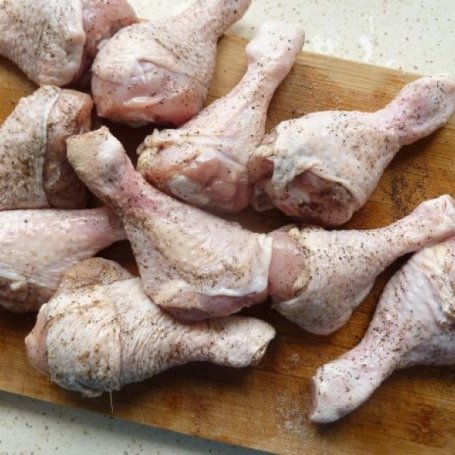 Krok 1 - Pałki z kurczaka z pieczarkami i papryką foto