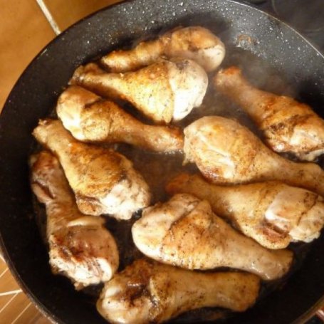 Krok 2 - Pałki z kurczaka z pieczarkami i papryką foto