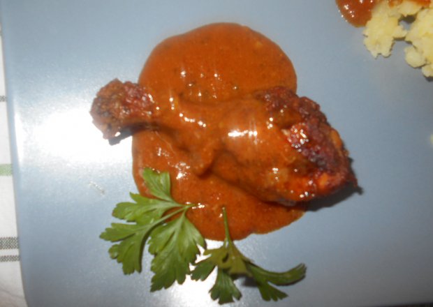 Fotografia przedstawiająca Pałki z kurczaka z sosem