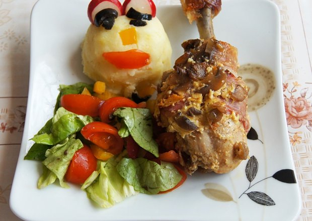 Fotografia przedstawiająca Pałki z kurczaka zapiekane w szynce szwarcwaldzkiej