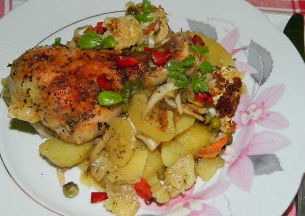 Fotografia przedstawiająca Pałki z kurczaka zapiekane w warzywach