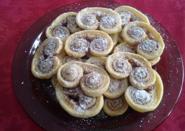 Fotografia przedstawiająca Palmiery - czyli francuskie ciasteczka cynamonowe