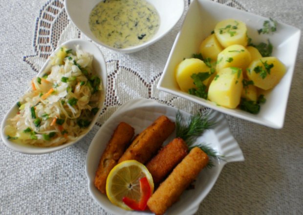 Fotografia przedstawiająca Paluszki rybne z sosem serowo-ziołowym  :