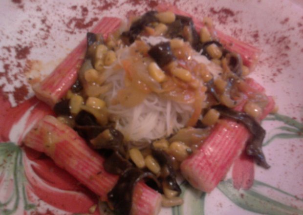 Fotografia przedstawiająca Paluszki surimi w sosie warzywnym