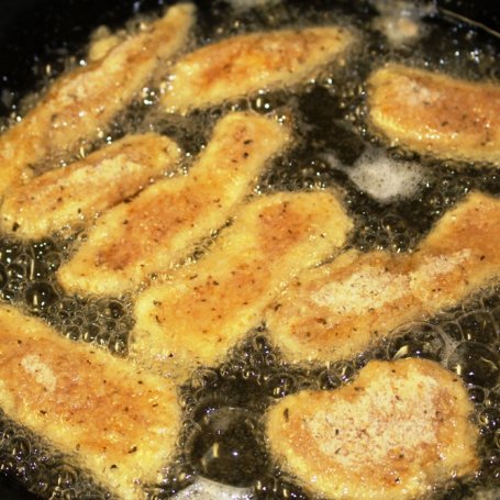 Krok 4 - Paluszki z kurczaka w parmezanowej panierce foto
