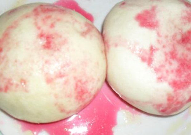 Fotografia przedstawiająca Pampuchy z jagodami